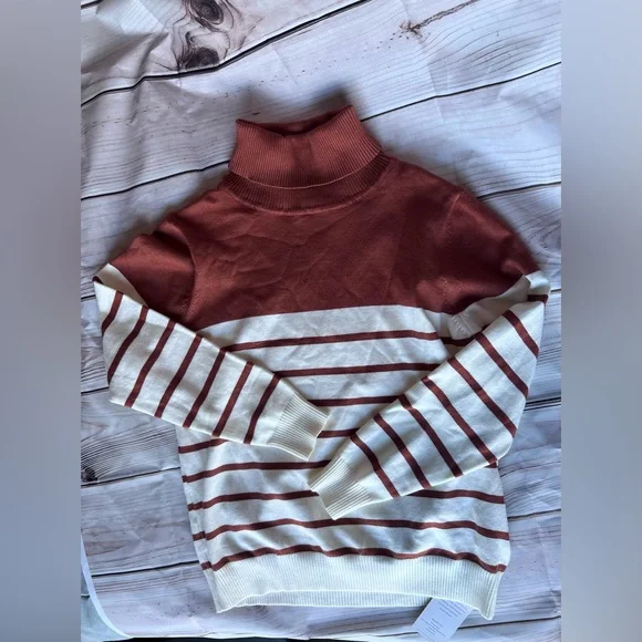 NWT- Sweater - Picture 2 of 4